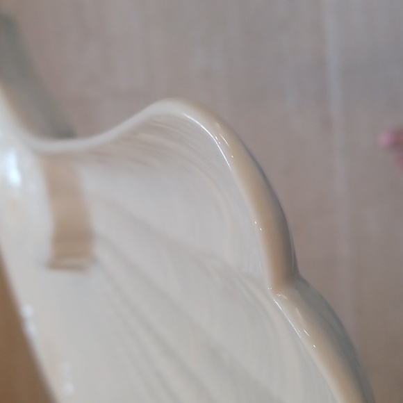 FIB Burton & Burton Scalloped Off-White Shell Appetizer/Dip Serving Platter - Picture 5 of 6